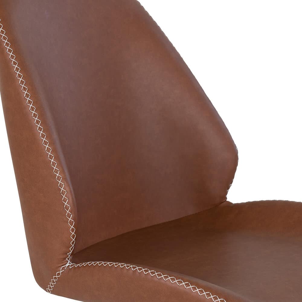 Closeup billede af Mathilde spisebordsstol i brun PU læder med drejefunktion